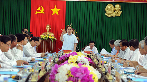 ປະທານຄະນະກຳມະການສູນກາງແນວໂຮມປະເທດຊາດຫວຽດນາມຫງວຽນທ້ຽນເຍີນຢ້ຽມຢາມແລະເຮັດວຽກຢູ່ແຂວງຈ່າວິງ